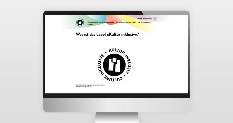 Si vede lo schermo di un computer con il logo del Servizio Cultura inclusiva, sopra il quale si legge: «Was ist das Label ‘Kultur inklusiv’?» (che cosa rappresenta il marchio «Cultura inclusiva»?).