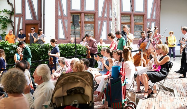 Musikerinnen und Musiker des Sinfonieorchesters Basel und Publikum bei einem Pick-nick-Konzert.
