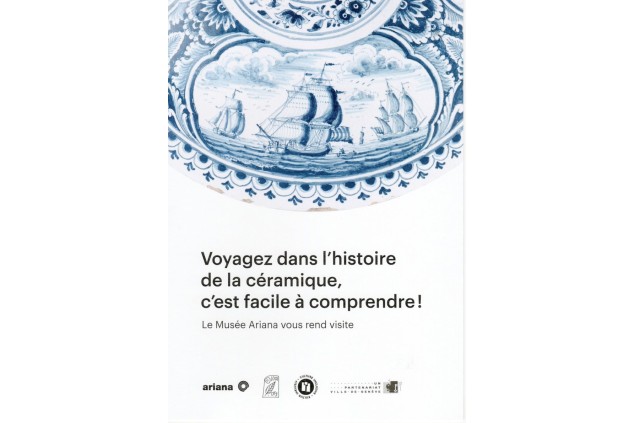 La moitié d'une assiette blanche vue de haut, décorée de feuilles, de fleurs et de bateaux bleus. Dessous, le texte « Voyagez dans l’histoire de la céramique, c’est facile à comprendre ! », un sous-titre et quatre logos. 